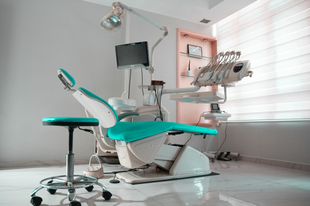 A-dental-room-with-a-chair-and-a-monitor